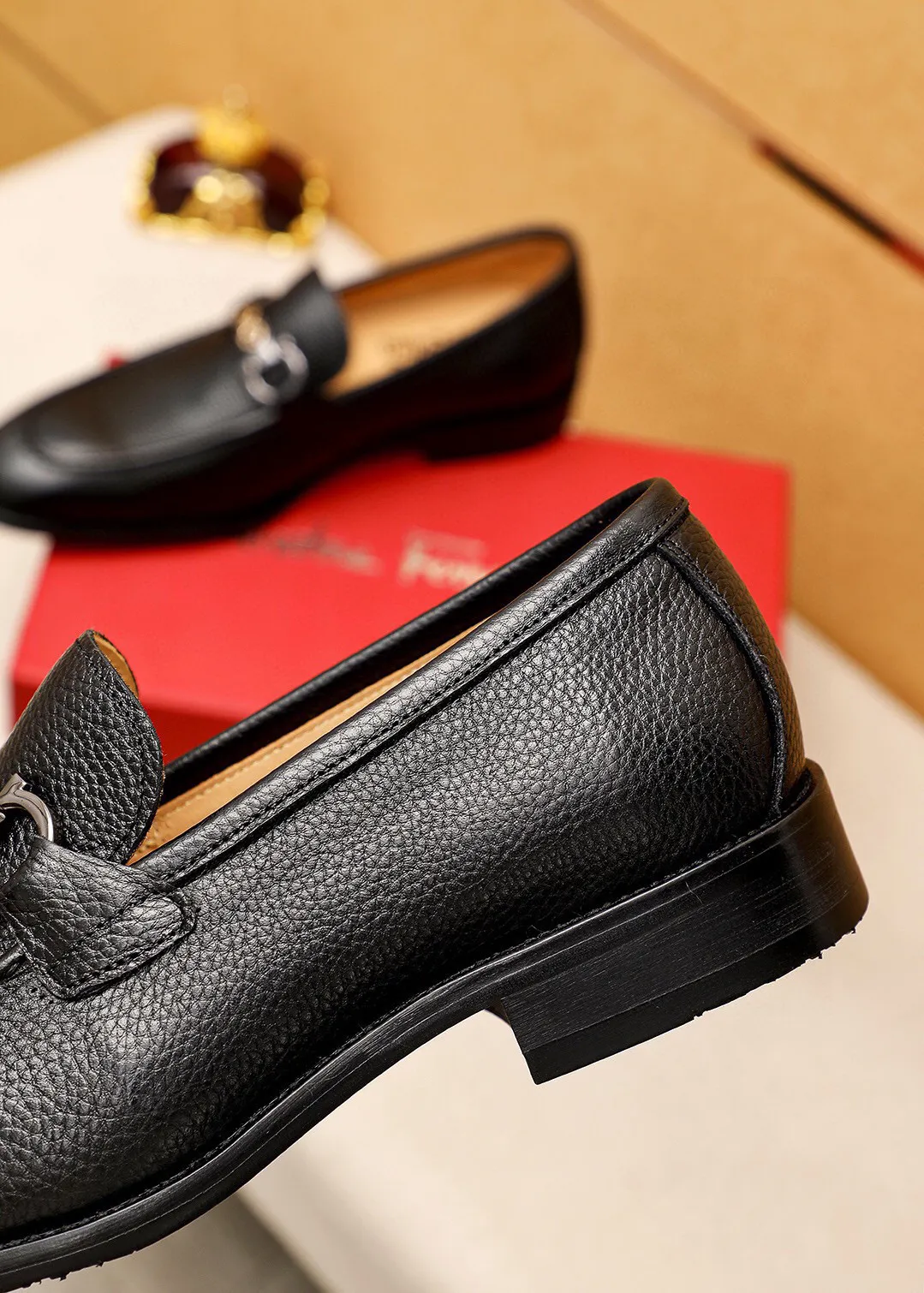 Men's shoes 💰460 💐 Product trademark: Ferragamo "Ferragamo" casual leather shoes Regular size: 38-44 (45🉑️customized) Product materials: Selected imported first-layer pebbled calfskin upper + luxury hardware buckle, imported water-dyed cow leather lining. Strong three-dimensional visual effect, original combination outsole Color: 2⃣️colors available
